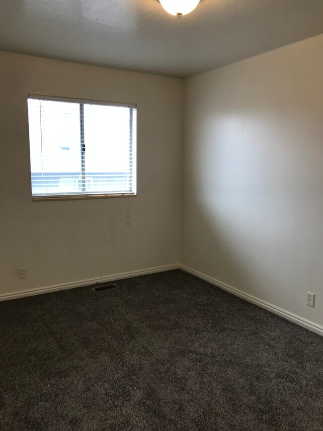 Building Photo - Remodeled Provo Townhome!