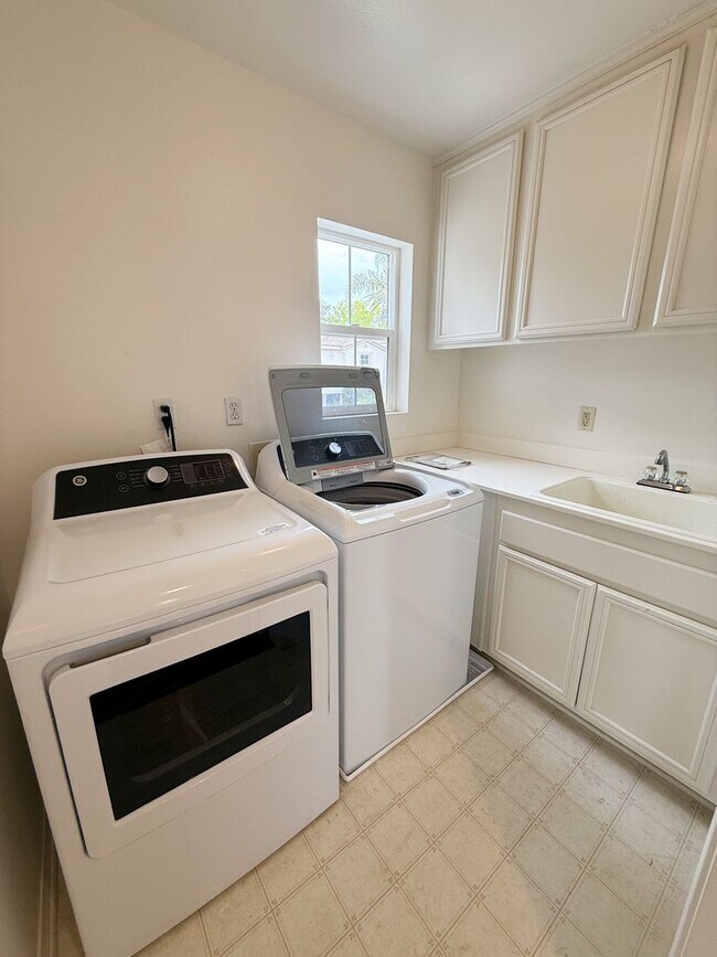 Building Photo - 4 Bed/3 Bath Home for Rent in Carmel Valley!