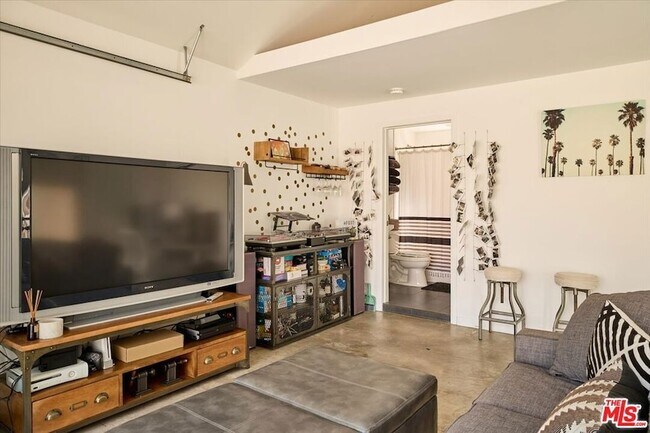 Building Photo - 3422 Larga Ave