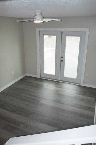 Building Photo - 7023 Oakwood Dr