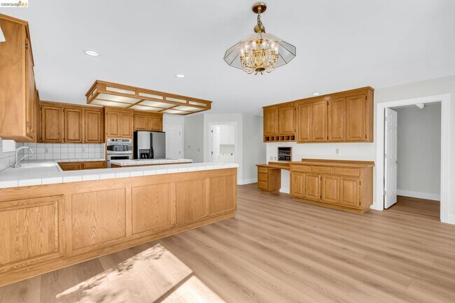 Building Photo - 5650 Edgeview Dr