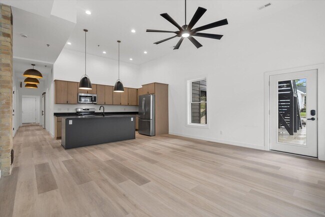 Building Photo - 308 Oak St