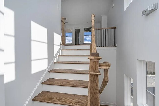 Building Photo - 625 Broadview Terrace NE