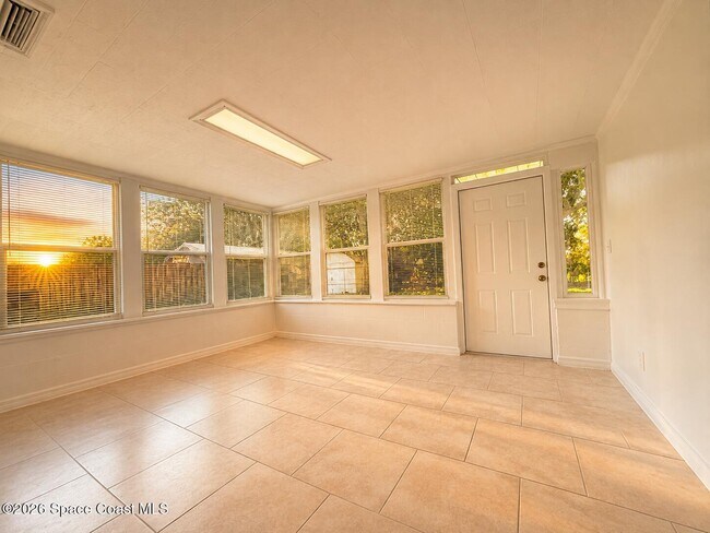 Building Photo - 105 Primrose Ln