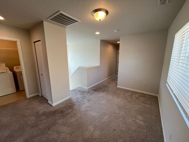 Building Photo - Three Bedroom House in SE Bend