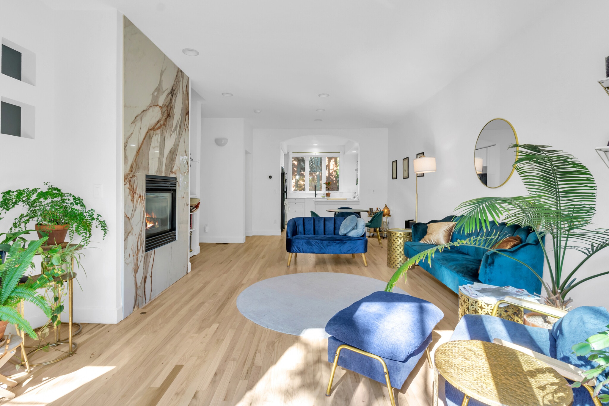 Living room / kitchen - 1619 N Franklin St