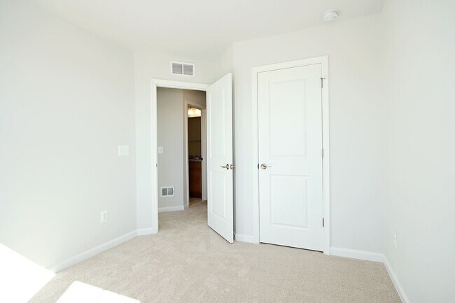 Building Photo - Walkable, Dog-Friendly Townhome Near Downtown Crozet