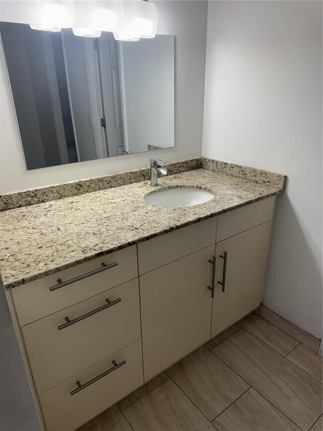 Building Photo - 1301 NE Miami Gardens Dr