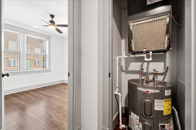 Building Photo - Pizza Prynce