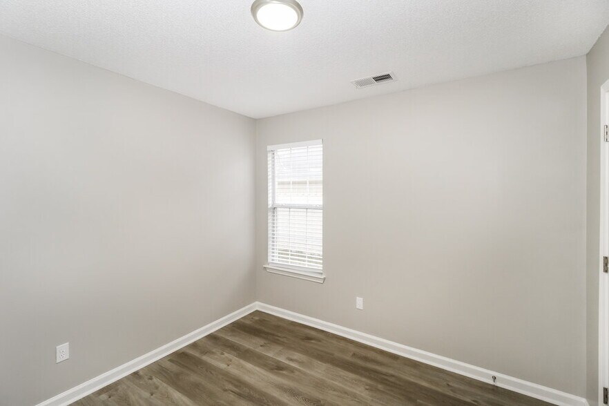 Building Photo - 7086 Lagrange Hill Dr