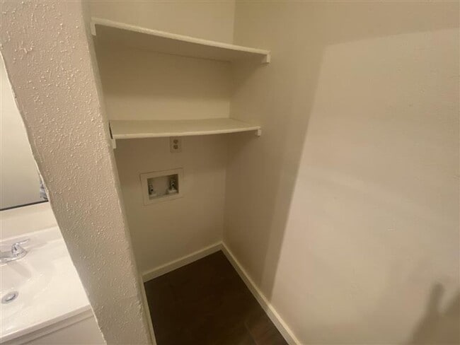 Building Photo - Spacious 3/2 duplex with a garage