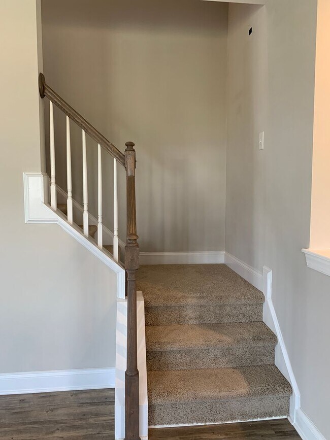 Building Photo - AMAZING LOCATION, Fantastic 4 Bed Home, in...
