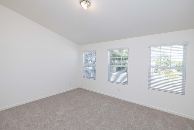 Building Photo - Charming 2 br 2.5 ba townhome covered fron...