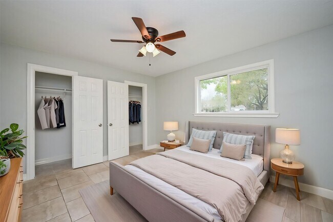 Building Photo - 15723 Creekhaven Dr