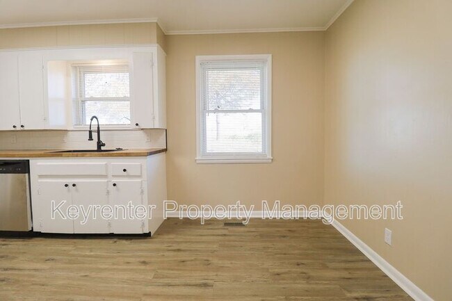 Building Photo - 1705 Bixby Rd