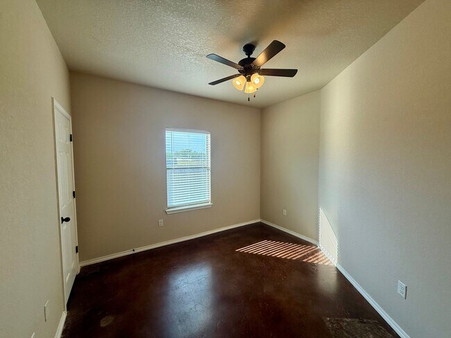 Building Photo - Beautiful 3 bedroom, 2 bathroom home in Ne...