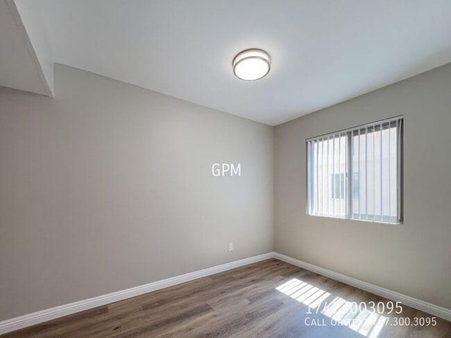 Building Photo - 137 Carr Dr
