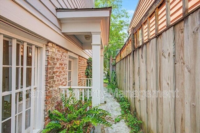 Building Photo - 521 E Harris St