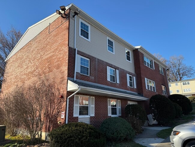 Building Photo - 50 Greenhouse Rd