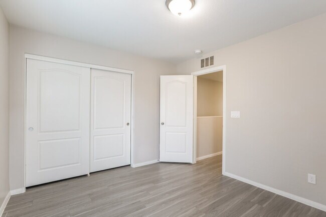 Building Photo - 10428 Yew Blossom Ave