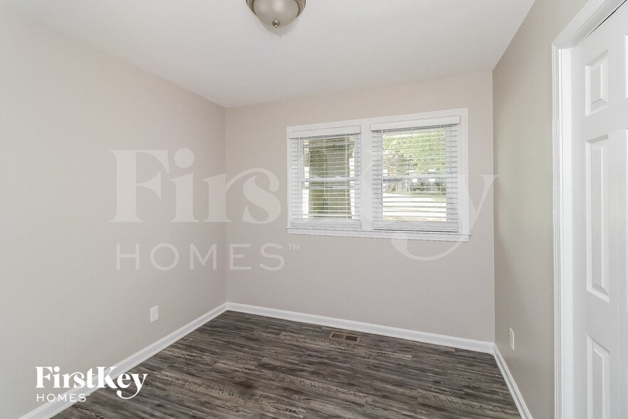 Building Photo - 2296 Lakewood Dr NW