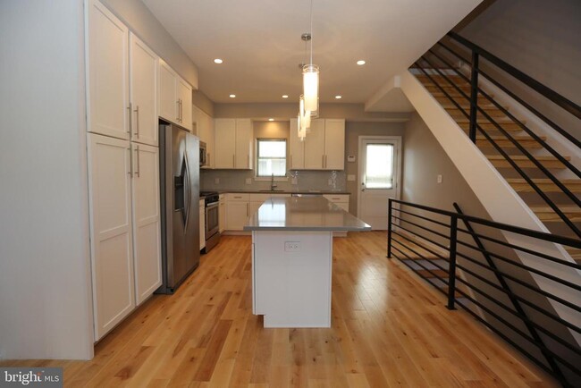Building Photo - 1106 E Hewson St