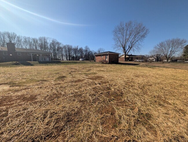 Building Photo - Available Now!!! Charming 3-Bedroom Brick Ranch Close to Nashville!