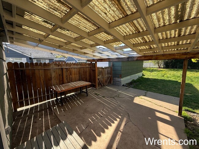 Building Photo - Darling South Hill Home!