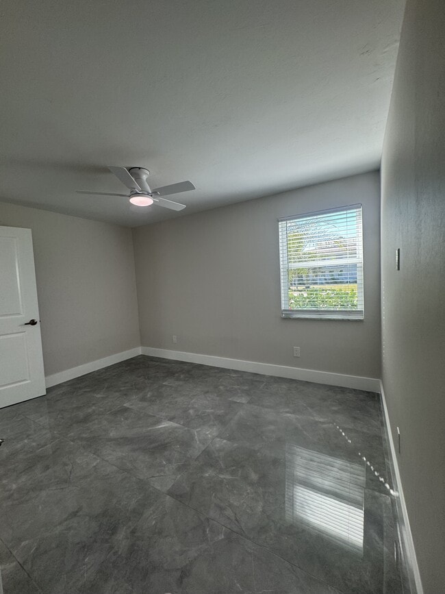 Building Photo - 637 12th Ave S