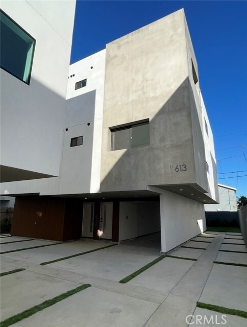 Building Photo - 613 W 41st Pl