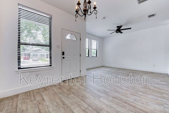 Building Photo - 5121 Southwind St