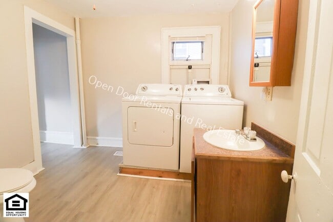 Building Photo - 121-123 S State St