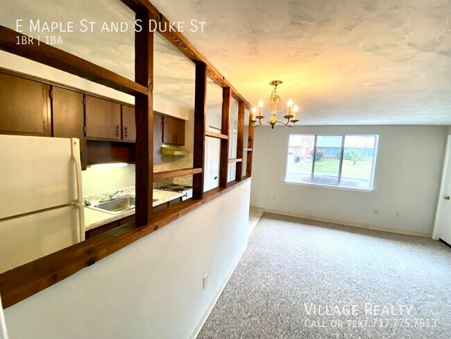 Building Photo - 461 E Maple St