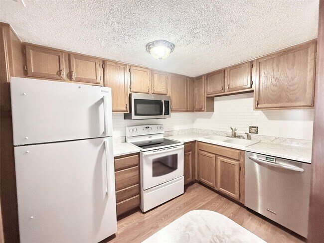 Building Photo - 2016 Main St