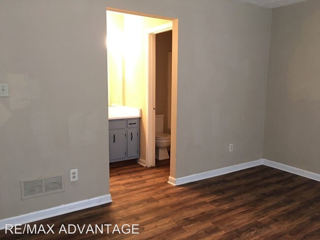 Building Photo - 2488 Robinhood Dr