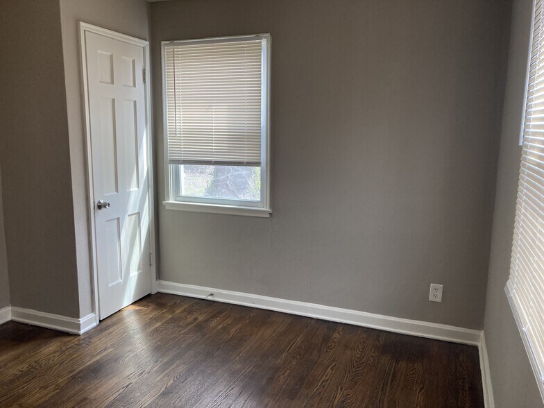 with closet - 5614 Gatesworth Ave