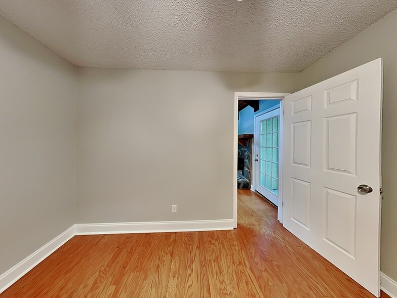 Building Photo - 2205 Oakrill Ct