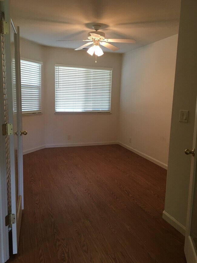 Building Photo - 3 Bedroom Chico Home with 3 Car Garage!