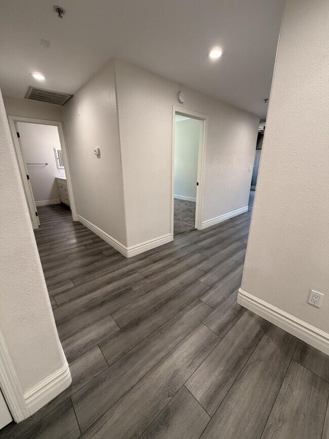 Building Photo - 7401 W Arrowhead Clubhouse Dr