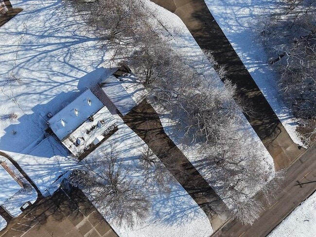 Building Photo - 705 E 9th St