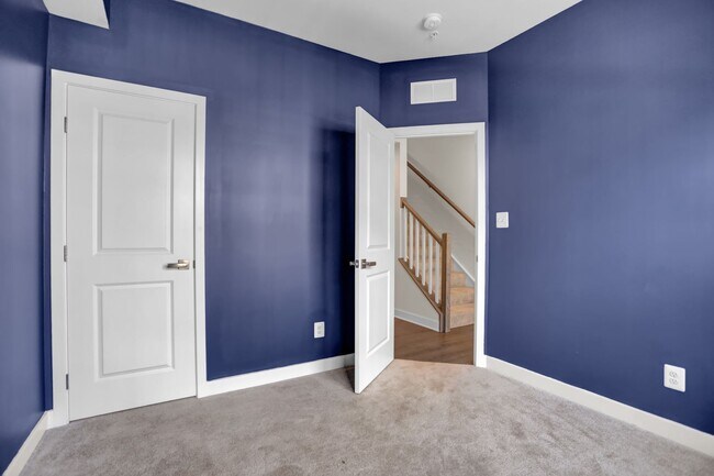Building Photo - Luxury 4-Story Townhome with Rooftop Terrace!