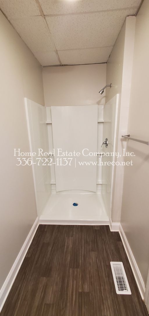 Building Photo - 412 W. First Street Apt A