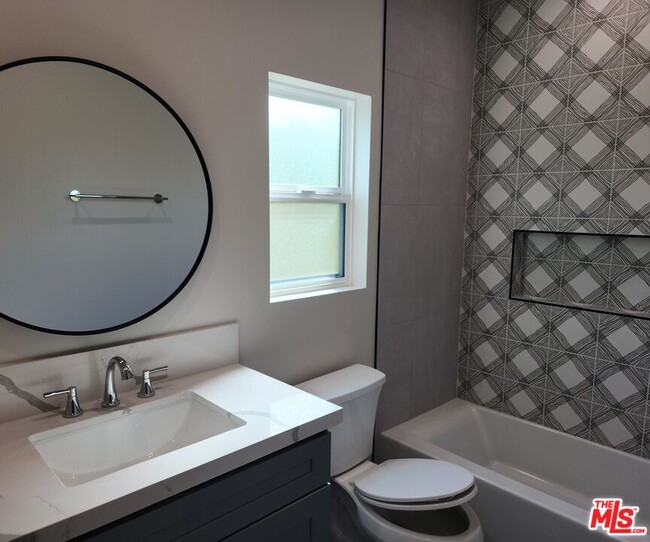 Building Photo - 422-422-1 Almond Ave