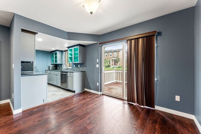 Building Photo - 4bed 4bath with fenced yard in Denver!