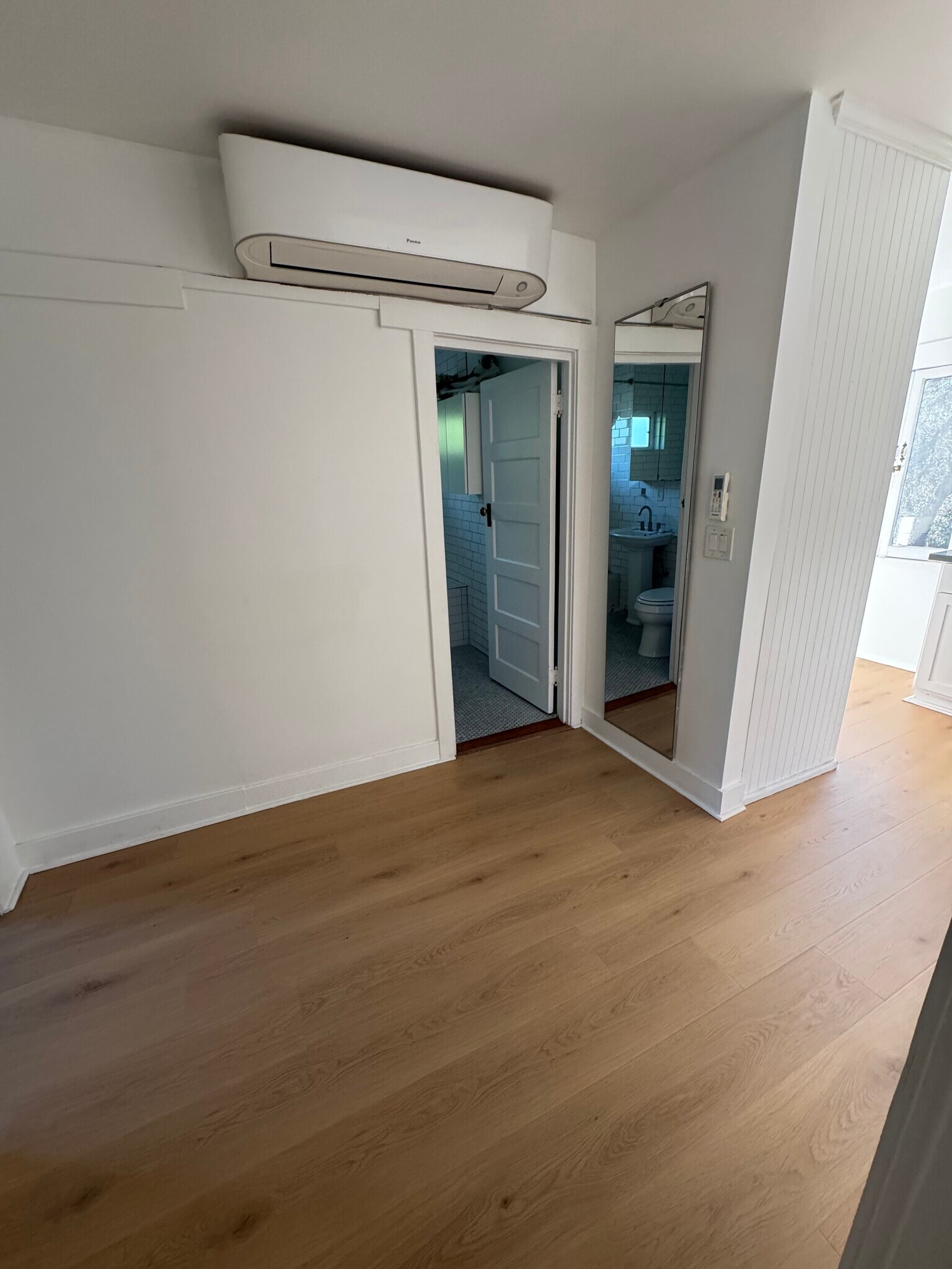 5926 (upstairs unit) - 5924 Hayes Ave