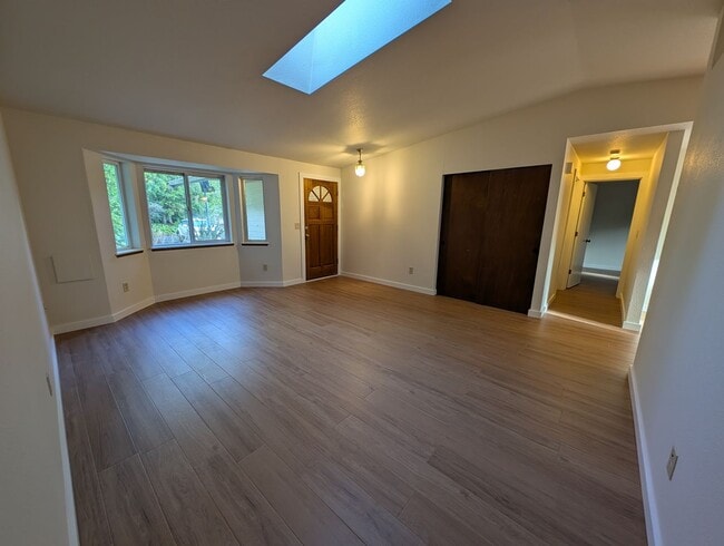 Building Photo - Manchester 3 Bedroom. Available NOW!!