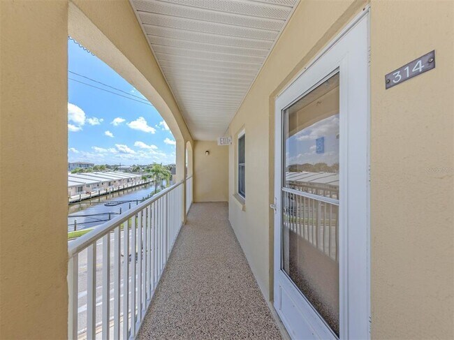 Building Photo - 1400 Tarpon Center Dr