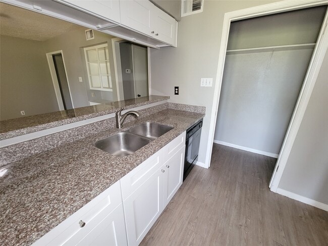 Building Photo - 13611 Ravensway Dr