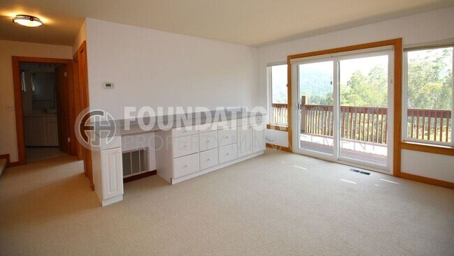 Building Photo - 817 Ridgeview Dr