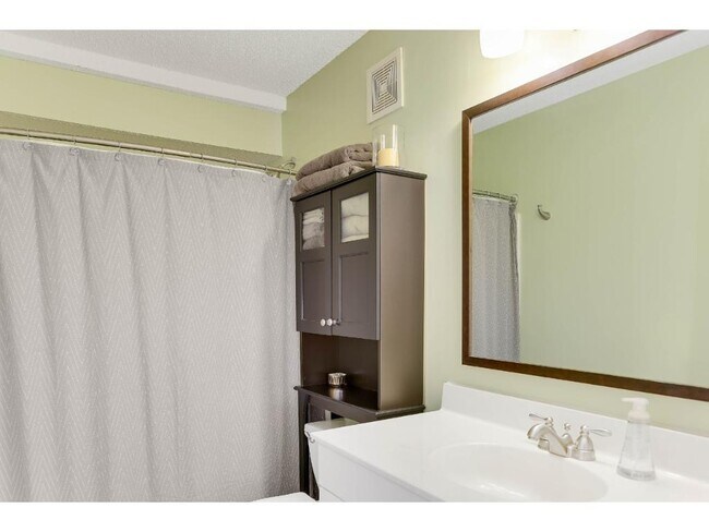 Building Photo - 2059 Brittany Ct